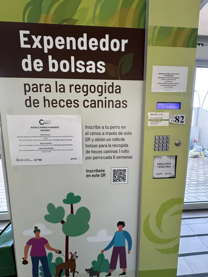 Expendedor municipal de bolsas para la recogida de heces caninas, en el Centro Cultural Julián Marías